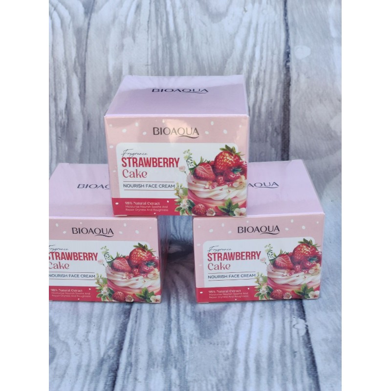 Крем для обличчя живильний Bioaqua Strawberry Cake з екстрактом